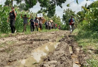 Polsek Gemuh laksanakan pendistribusian ke daerah terisolasi Desa Sokomerto, Desa paling ujung selatan dari Kecamatan Gemuh. Selasa 8/12/2020.