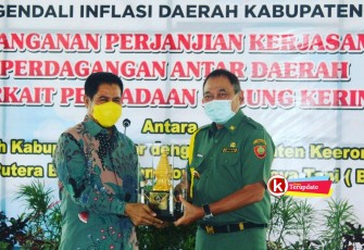 Pjs Bupati Blitar Budi Santosa (kanan) Menyerahkan Cinderamata Kepada Pjs Bupati Keerom Mohammad Ridwan Rumasukun (foto : Faisal NR / Klik Warta) 