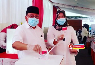 Walikota Santoso Didampingi Istri Vetty Wulandari Santoso Salurkan Hak Pilihnya (foto : Faisal NR / Klik Warta) 