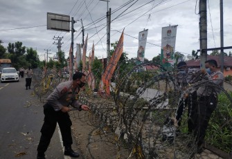 Kantor KPU Mura Dipasang Kawat Barrier