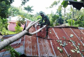 Babinsa Bersama Warga Evakuasi Pohon Tumbang yang Timpa Rumah Warga