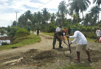  Sertu Juliono Membudayakan Gotong Royong Dalam Setiap Kegiatan di Desa Binaan
