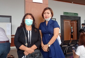 Terdakwa Nontje None di Dampingi Kuasa Hukum Saat Menunggu Jadwal Sidang