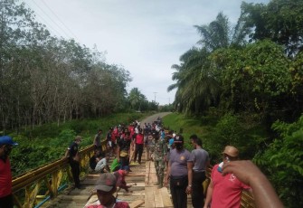 Polsek Giri Mulya Perbaiki Akses Jembatan Desa Wonoharjo