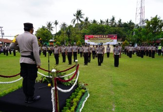 Kapolres Batang AKBP Edwin Louis Sengka, S.I.K., M.Si, memimpin upacara Korps Raport, atau kenaikan pangkat bagi 85 personel Polres Batang di Halaman Mapolres setempat, pada Jumat (1/1/2021) sore.