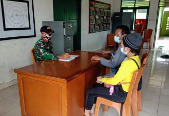 Personel Pos Mentari Satgas Pamtas RI-Malaysia, Yonif 407/Padmakusuma mengamankan 2 orang Pelintas Batas Ilegal yang melalui jalur Non Prosedural di Desa Sebindang, Kecamatan Badau, Kabupaten Kapuas Huku, Kalimantan Barat. Sabtu (02/01/21).