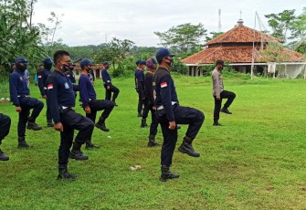 Polres Batang Polda Jawa Tengah Melaui Satuan Pembina Masyarakat (Satbinmas) Memberikan Pembinaan dan Pelatihan Kepada Petugas Satpam Nawakara PLTU Batang