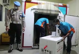 Personel Kepolisian Dari Brimob Polri dan Polrestabes Semarang Lakukan Penjagaan di Gudang Farmasi Milik Dinas Kesehatan Jawa Tengah 