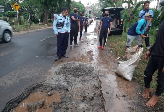 Rutan Batang sedang menambal beberapa titik jalan yang berlubang di sekitar Kantor Rutan Batang Selasa (5/1/2021)