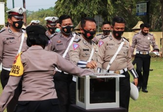 Personel Polres Pekalongan Sisihkan Sebagian Gajinya Untuk Bersedekah