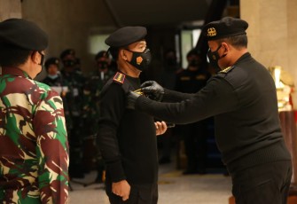 Kapolri Jenderal Polisi Idham Azis menerima dua penghargaan dari Tentara Nasional Indonesia (TNI), berupa Wing Kehormatan Penerbang Kelas I TNI Angkatan Udara dan Brevet Kapal Selam Hiu Kencana TNI Angkatan Laut Kamis (7/1/2021). 