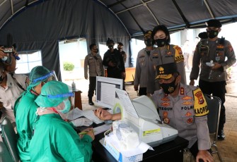 Kapolda Jadi Orang Pertama di Polda Bengkulu yang di Suntik Vaksin