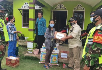 Danramil 02/0315 Bintan dan PT SGI Bagikan Paket Sembako Kepada Warga Terdampak Banjir