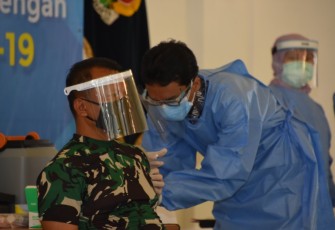 Kepala Seksi Personel (Kasipers) Kasrem Korem 072/Pamungkas Kolonel Caj Yohanes Yudy  Catur S.H., M.Si. mewakili Danrem 072/Pamungkas menghadiri pelaksanaan program Vaksinasi Covid -19 tahap pertama, bertempat di Bangsal Kepatihan Jalan Malioboro No.16, Suryatmajan, Kecamatan Danurejan, Kota Yogyakarta, DIY.  Kamis (14/01/2021).