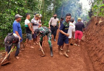 Babinsa Koramil 06 /Tersono Serda Joko Riono Bersama Babinkamtibmas dan Warga Dukuh jJati Kecamatan Tersono Melaksanakan Karya Bakti 
