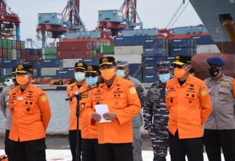 Panglima TNI Marsekal TNI Hadi Tjahjanto SIP dan Pangkogabwilhan II Marsdya TNI Imran Baidarus SE Mengantar Mensos RI Tri Rismaharini Bersama Kepala Badan Nasional Penanggulangan Bencana (BNPB) Letjen TNI Doni Monardo Menuju Kabupaten Majene Sulbar Dalam Rangka Meninjau Lokasi Gempa 
