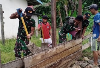 Satgas Pamtas RI-MLY Yonif 407/Padmakusuma di Bawah Komando Pelaksana Operasi (Kolakops) Korem 121/ABW Karya Bakti Membangun Pos Kamling di Dusun Semareh Lawang