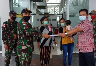 Tiga Orang Pelintas Batas Negara Diamankan Prajurit Satgas Pamtas RI-MLY Yonif 407/PK Pos Mentari