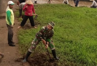 Babinsa Peltu Haryana Koramil 03/Gringsing bersama warga melakukan karya bhakti normalisasi saluran air sungai jenes (Pintu Air Mundu Selatan) di Wilayah Dukuh Mundu Desa Yosorejo dan Dukuh Sidodadi, Desa Krengseng  Kecamatan Gringsing, Kabupaten Batang. Jumat (22/1/21)