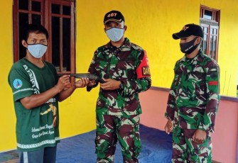 Pos Klawik Satgas Pamtas RI-Malaysia Yonif 407/Padmakusuma, menerima penyerahan secara sukarela satu pucuk senjata pistol jenis penabur dari warga Dusun Bakul, Desa Labian Ira'ang Kecamatan Batang Lupar, Kabupaten Kapuas Hulu, Provinsi Kalbar.