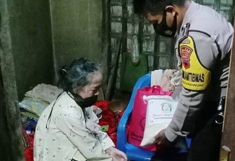 Bhayangkari Cabang Pekalongan membagikan ratusan paket sembako kepada masyarakat kurang mampu melalui anggota Bhabinkamtibmas