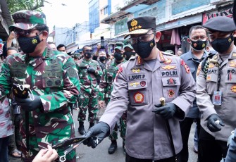 Panglima TNI Marsekal Hadi Tjahjanto bersama Kapolri Jenderal Listyo Sigit Prabowo membagikan masker di Tanah Abang Jakarta Pusat, Minggu (31/1).