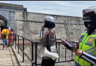 Selain Pengalihan Arus Kawasan Pantai Panjang Satlantas Polres Bengkulu Gencar Beri Imbauan Prokes Covid-19