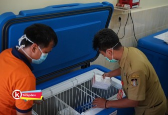 Vaksin Covid-19 Disimpan di Lemari Es oleh Petugas (foto : Faisal NR / Klikwarta.com Blitar) 