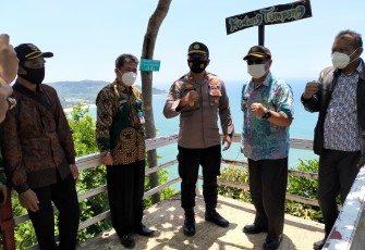 Bupati Tulungagung Kunjungi Destinasi Wisata Pantai Kedung Tumpang