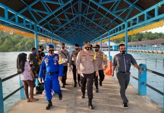 Polres Lingga Lakukan Edukasi Pembagian Masker Gratis