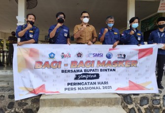 Pemkab Bintan Bersama SMSI dan PWI Bagi Masker serta Sembako ke Masyarakat
