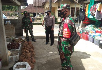 Babinsa Musuk Koramil 02/Musuk Kodim 0724/Boyolali Serma Sunardi  beserta anggota Polsek Musuk melaksanakan kegiatan pemantauan Posedur Kesehatan di pasar Dukuh Plandakan RT 03 RW 05 Desa Sukorejo Kecamatan Musuk, Kabupaten Boyolali. Senin (01/02).