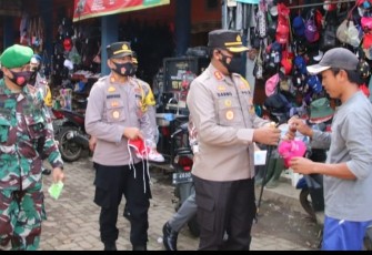 Kapolres Pekalongan AKBP Darno, S.H., S.I.K.,membagikan masker kepada masyarakat