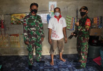 Satgas Pamtas RI-MLY Yonif 407/PK Pos Sei Tekam telah menerima secara sukarela 1 pucuk senjata laras panjang jenis Bowman dari masyarakat Dusun Perimpah, Desa Sei Tekam, Kecamatan Sekayam, Kabupaten Sanggau, Kalbar
