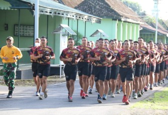 Prajurit satuan teritorial Korem 073/Makutarama Salatiga lari aerobik bersama dengan prajurit Yonif Mekanis Raider 411/Pandawa 