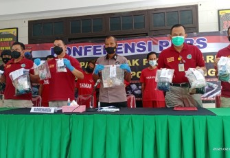 Ditresnarkoba Polda Jateng pagi ini melaksanakan Konferensi Pers ungkap kasus Narkoba Tahun 2020 dan 2021 yang ditangani oleh Ditresnarkoba Polda Jateng dan Satresnarkoba Polres jajaran di Halaman Ditresnarkoba Polda Jateng Jl. Tanah Putih Kota Semarang, Selasa (2/2/21)