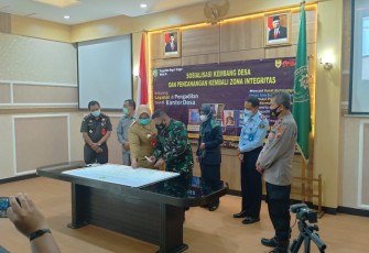 Mayor Inf Wijiono ( Kasdim 0725/Sragen) menandatangani  Pencanangan Zona Integritas sekaligus Sosialisasi Program Aplikasi Kemitraan Membangun Desa (Kembang Desa)