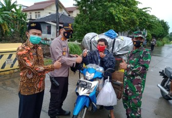 Kapolsek Brangsong AKP AKP Amin Supangat SH MM., Danramil 12 / Brangsong Kapten Inf Widodo Hendrarjo dan Kades Sidorejo Edi Kadarisman membagikan Masker Ke Masyarakat