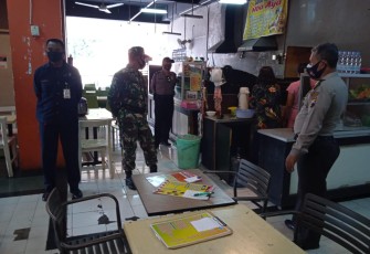 Anggota TNI dari Koramil 05 / Pasar Kliwon kodim 0735 Surakarta Sertu Sunarno bersama Polsek Pasarkliwon mengajak dan menghimbau pedagang dan pengunjung di pusat perbelanjaan untuk terus menerapkan disiplin Protokol Kesehatan Covid-19 di wilayah kecamatan Pasar Kliwon,Surakarta.