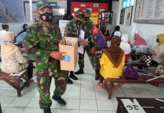 Danramil 06/Ngaglik Kapten INF Arly Iskandar, dalam kegiatan tersebut Danramil didampingi TNI 5 personel Polri 1 personel, Trantib 2 personel dengan sasaran lokasi adalah Tempat Terapi Kesehatan Choyang Dayu jl Kaliurang km 8 Sinduharjo Kapanewon Ngaglik. Jumlah masker yang dibagikan sebanyak 110 masker.