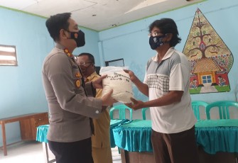 Kapolsek Mandiraja memberikan bantuan sembako