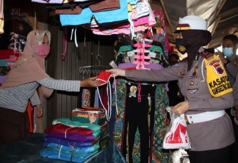 Kasat Lantas AKP Pipit Witianingsih, S.I.K., M.H.,membagikan masker 