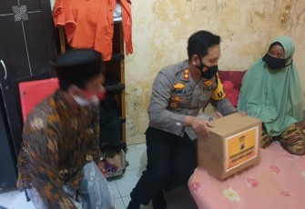AKBP Fahmi Arifrianto, SH, SIK, MH, M.SI, Kapolres Banjarnegara memberikan bantuan kepada nenek yang videonya viral karena melakukan pencurian di pasar