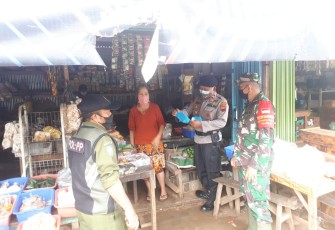 Polsek Singorojo laksanakan kegiatan pembagian masker di wilayah hukumnya.