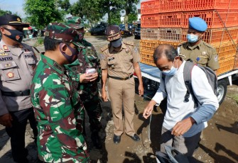 Dandim 0727/Karanganyar Letko Inf Ikhsan Agung Widyo Wibowo SIP Terjun langsung memimpin operasi masker dan protokol kesehatan agar masyarakat terhindar dari Covid 19