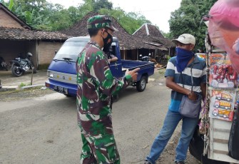 Jumarno Babinsa Desa Saren  melaksanakan komsos dengan pedagang mainan anak anak Bapak Sukamto Dukuh Plawar Rt.17 Desa Saren.