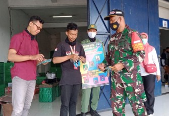 Kodim 0726/Sukoharjo dan Satpol PP Bagikan Masker Gratis dan Lakukan Himbauan 5M Terminal Sukoharjo