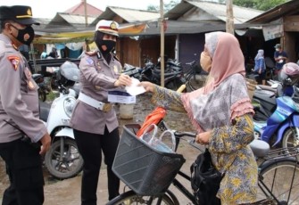Satuan Lalu Lintas (Satlantas) Polres Pekalongan  membagikan masker bagi warga dan pengguna jalan yang melintas di sejumlah ruas jalan diwilayah Kabupaten Pekalongan, Jum’at (5/2/2021) pagi tadi.