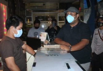 Lurah Padang Jati Edwin Kurniawan Bersama Tim Saat Melakukan Patroli