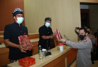 Kapolri Jenderal Listyo Sigit Prabowo memberikan penghargaan kepada dua orang Pecalang Bali yang berprestasi karena kerja-kerjanya bermanfaat untuk masyarakat dan membantu aparat kepolisian.